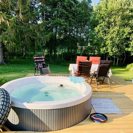 The Blomsholm Cabin - Recharge Your Electric Car Stromstad Bagian luar foto
