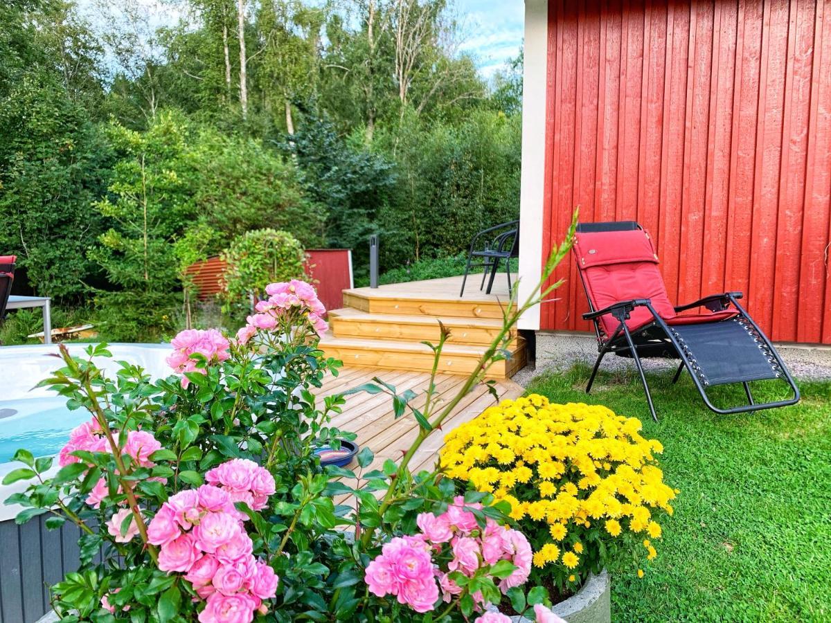 The Blomsholm Cabin - Recharge Your Electric Car Stromstad Bagian luar foto