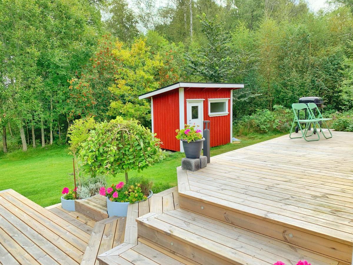 The Blomsholm Cabin - Recharge Your Electric Car Stromstad Bagian luar foto