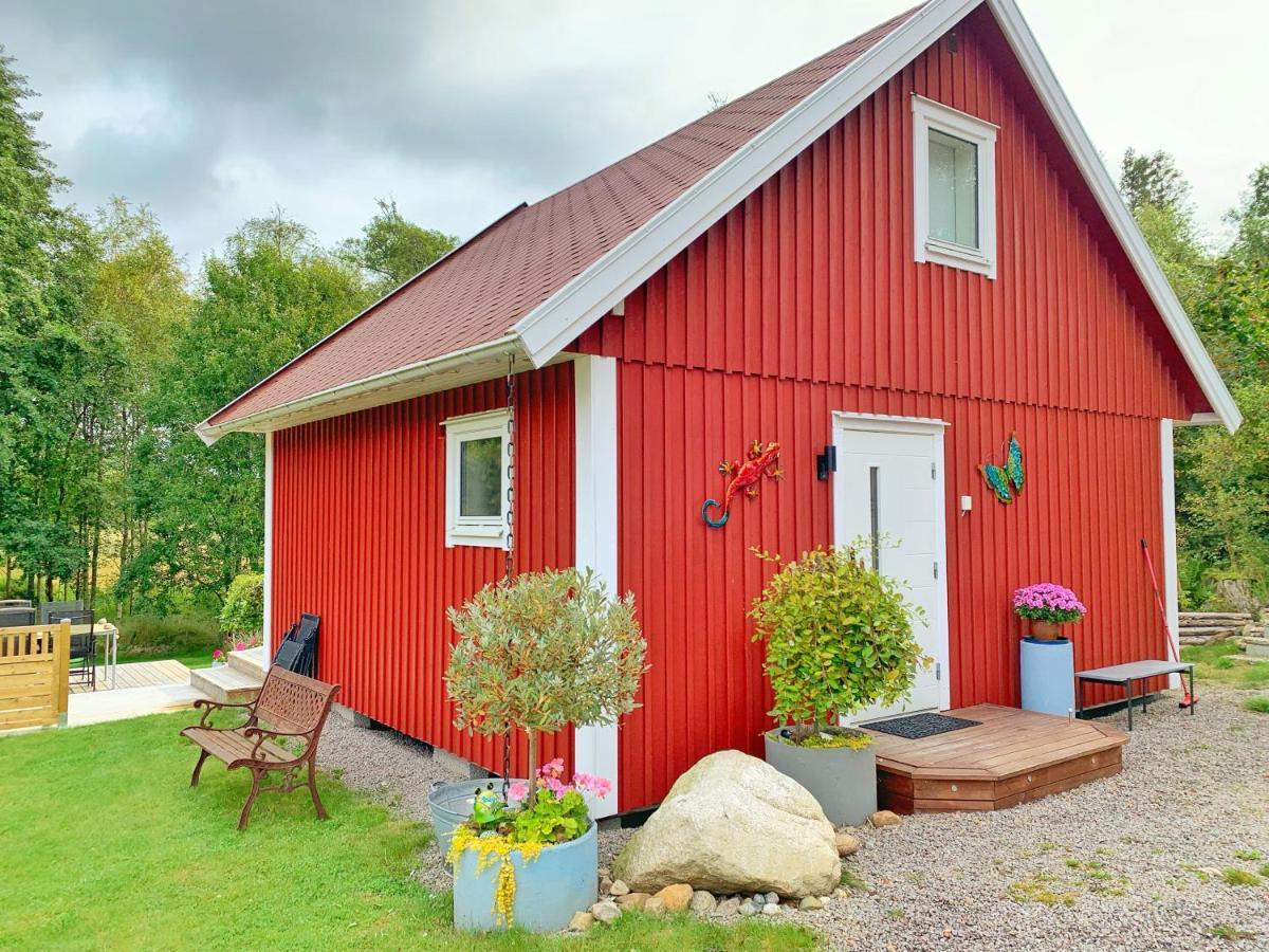 The Blomsholm Cabin - Load Your Electric Car Villa Stromstad Bagian luar foto