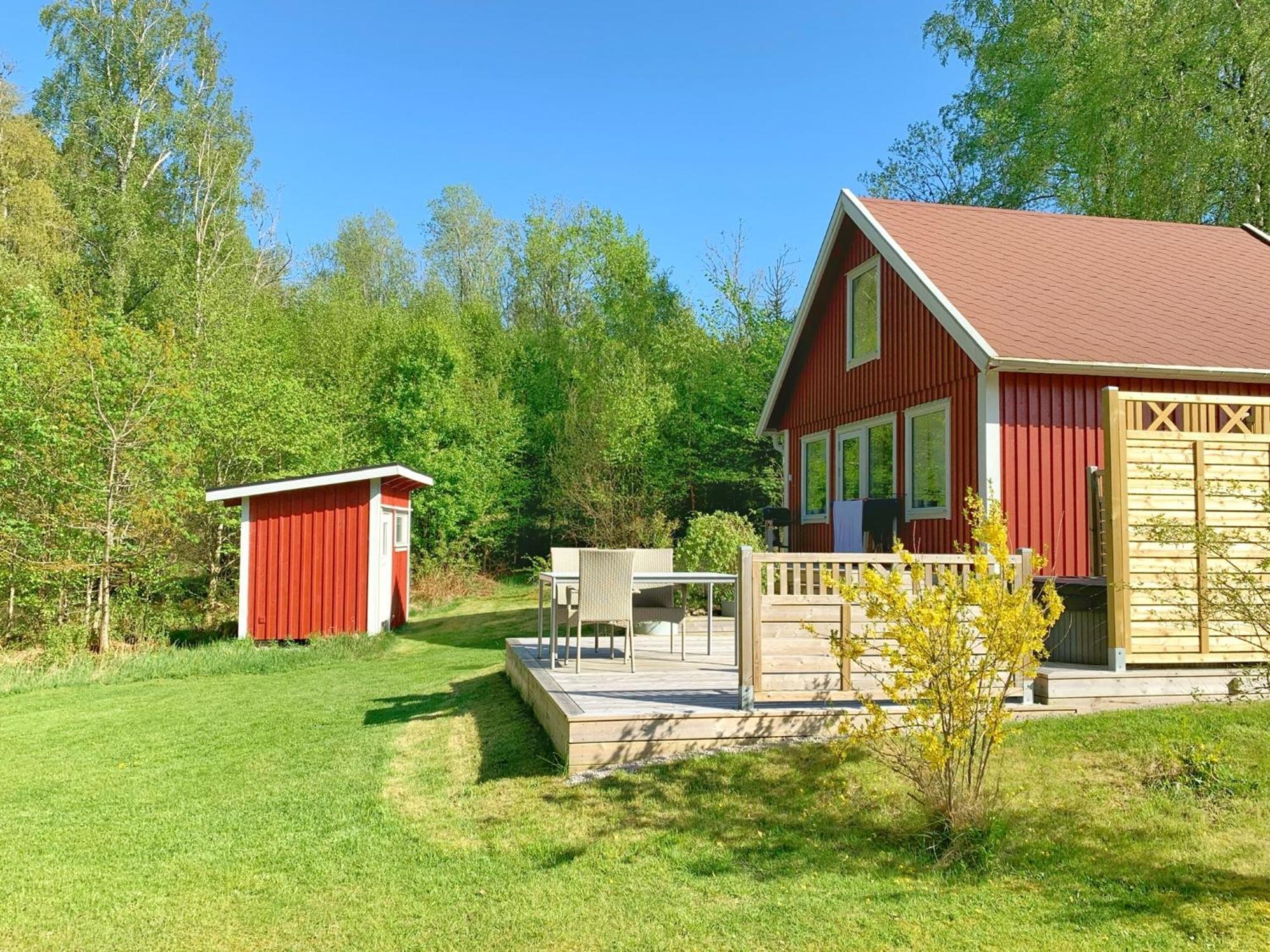 The Blomsholm Cabin - Load Your Electric Car Villa Stromstad Bagian luar foto