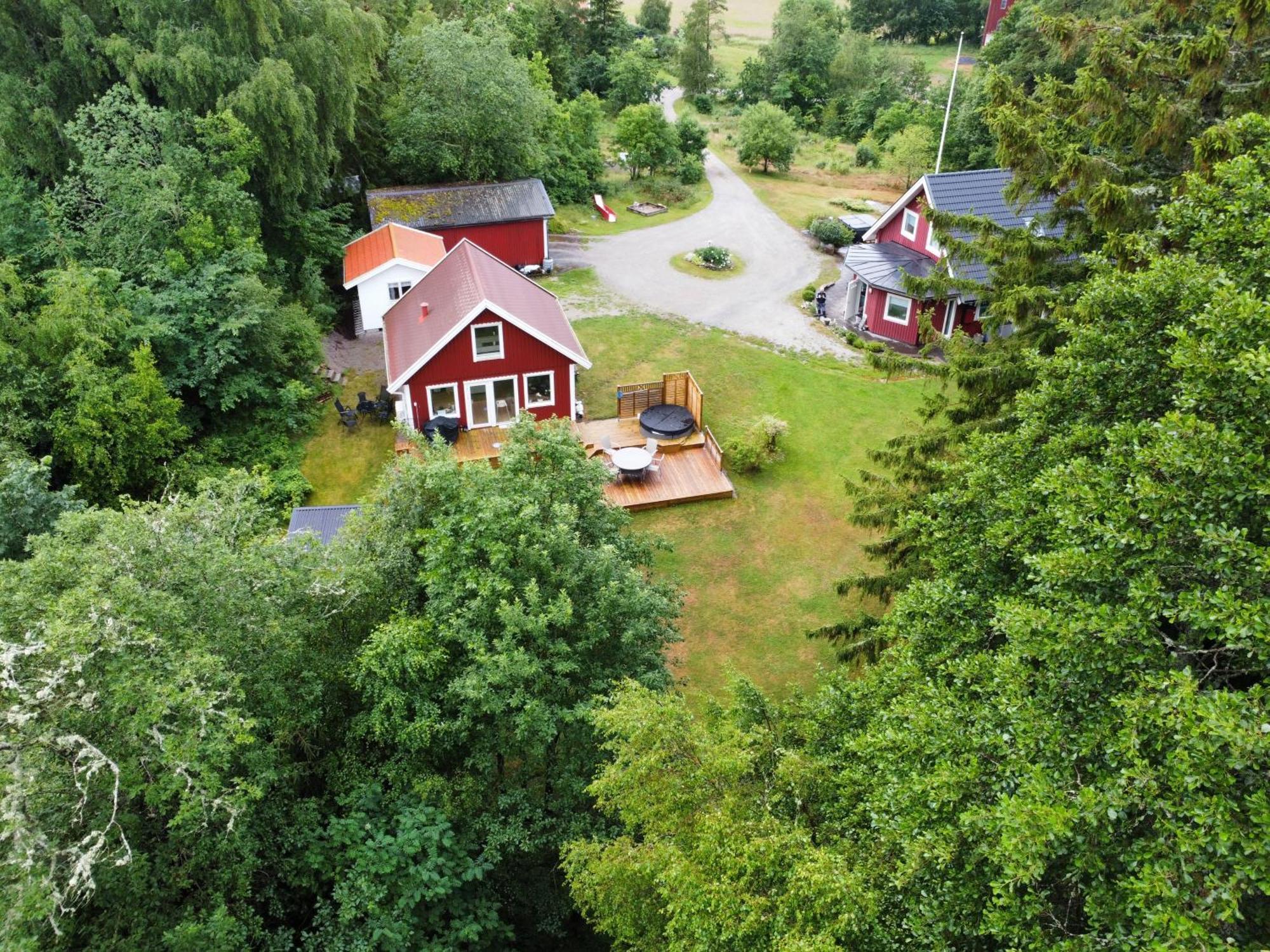 The Blomsholm Cabin - Load Your Electric Car Villa Stromstad Bagian luar foto