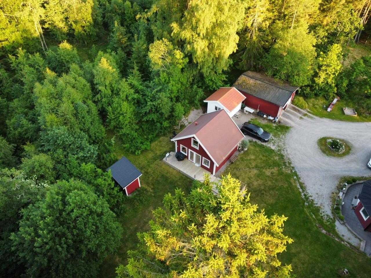 The Blomsholm Cabin - Load Your Electric Car Villa Stromstad Bagian luar foto