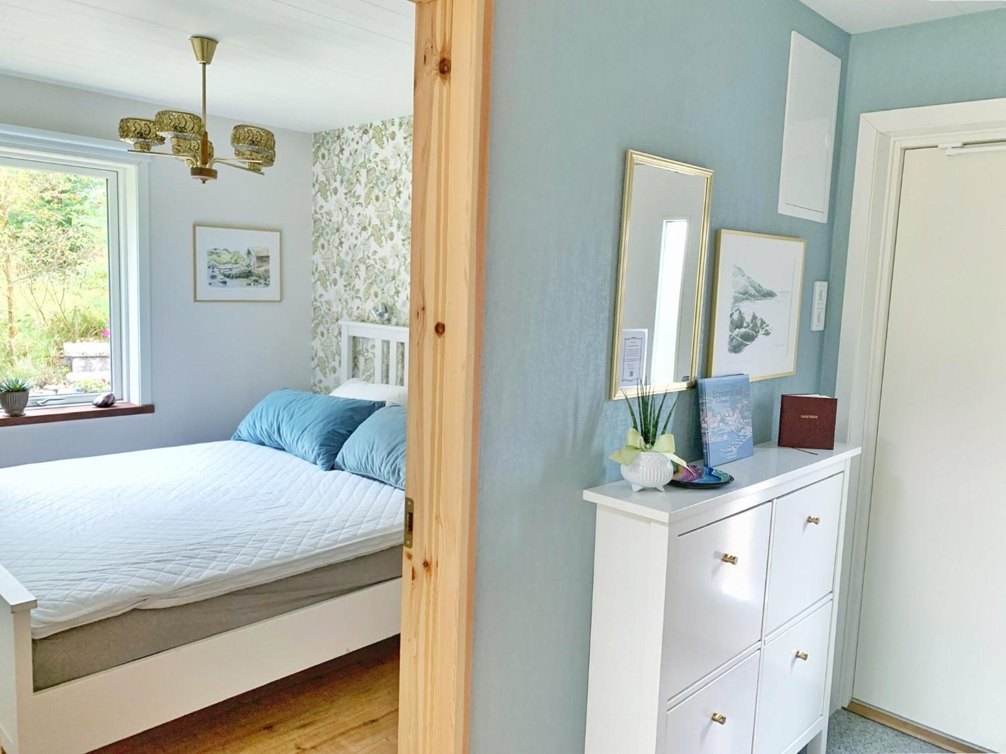The Blomsholm Cabin - Recharge Your Electric Car Stromstad Bagian luar foto