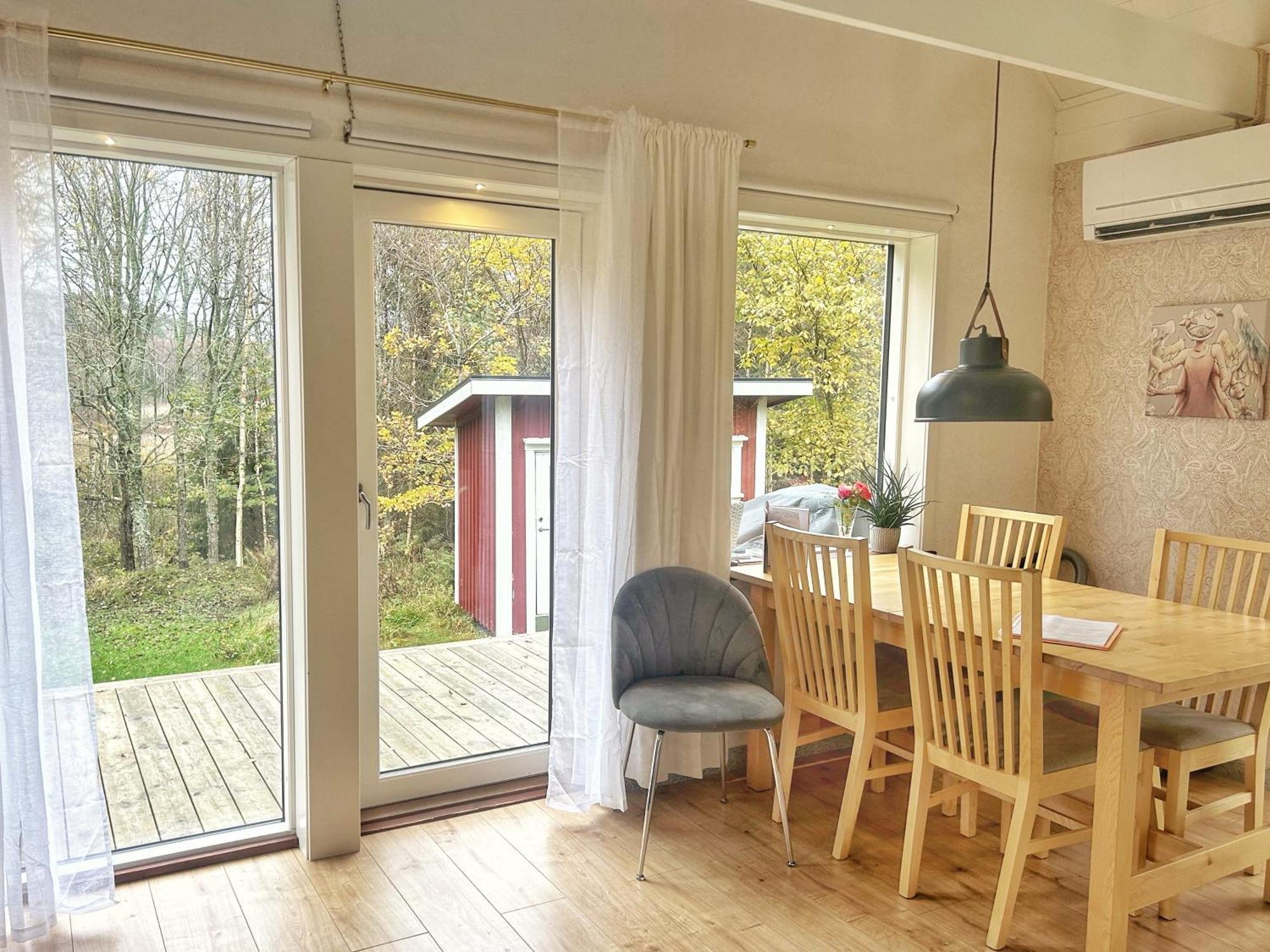 The Blomsholm Cabin - Load Your Electric Car Villa Stromstad Bagian luar foto